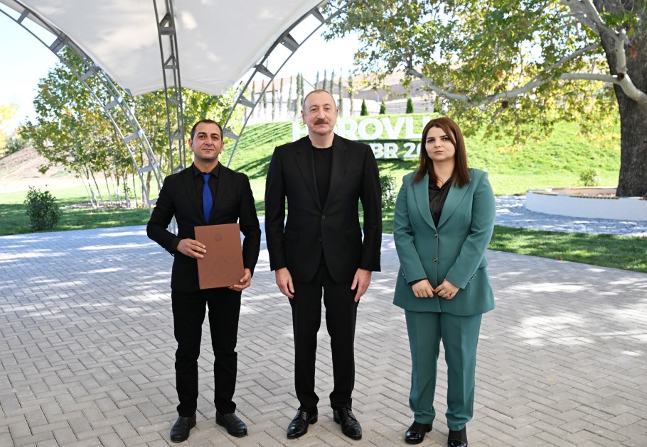 İlham Əliyev Horovlu sakinlərinə mənzillərin açarlarını təqdim etdi - FOTOLAR