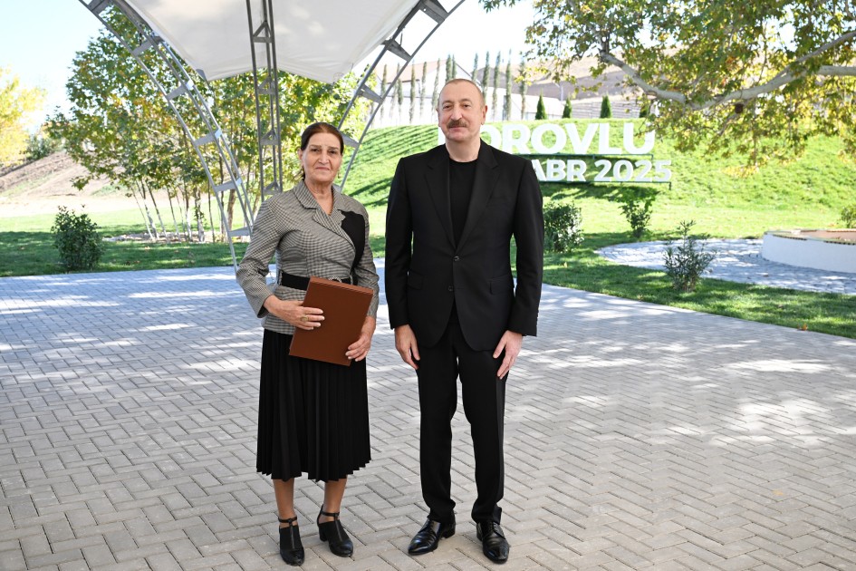 İlham Əliyev Horovlu sakinlərinə mənzillərin açarlarını təqdim etdi - FOTOLAR