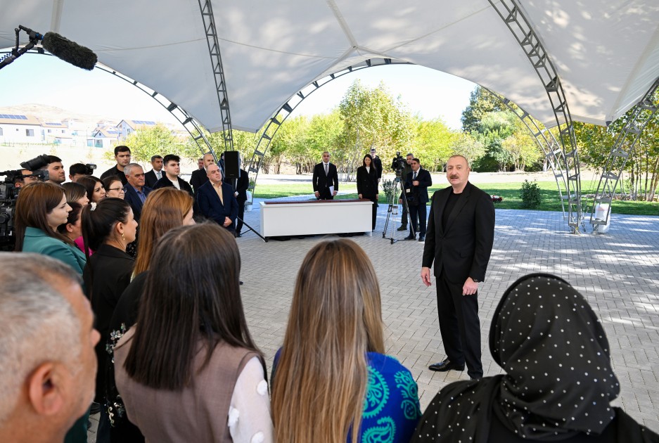 İlham Əliyev Horovlu sakinlərinə mənzillərin açarlarını təqdim etdi - FOTOLAR