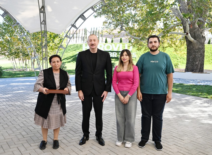 İlham Əliyev Horovlu sakinlərinə mənzillərin açarlarını təqdim etdi - FOTOLAR