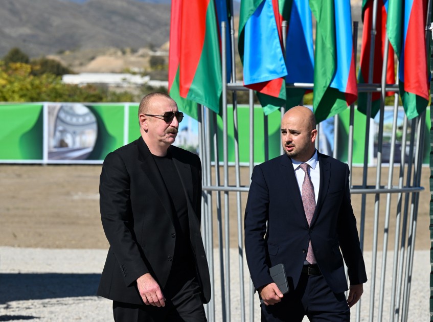 İlham Əliyev məscidin təməlini qoydu - FOTOLAR