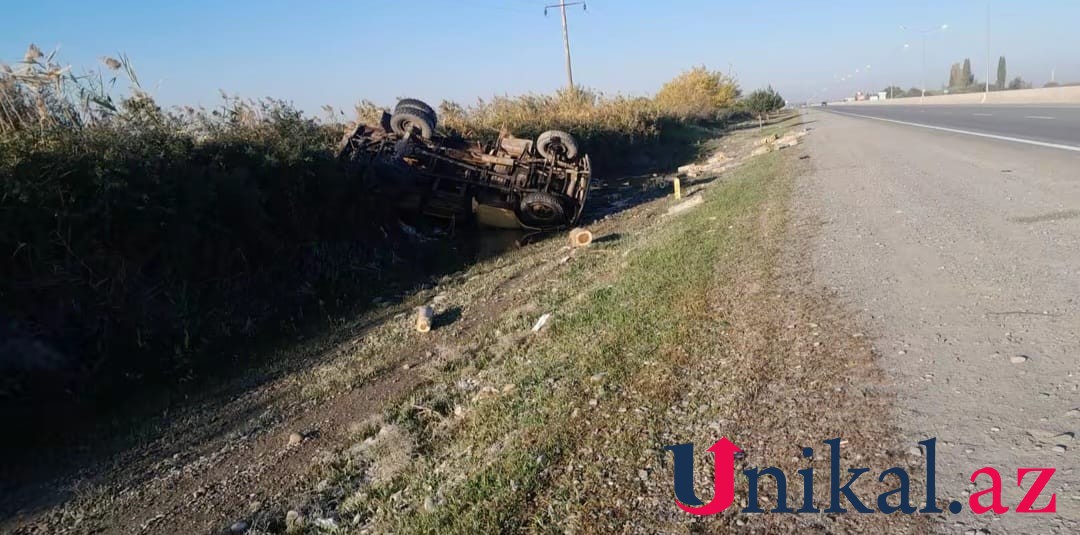 Ucarda odunla dolu yük maşını aşdı - Xəsarət alanlar var