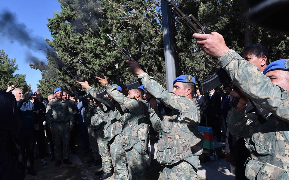 Birinci Qarabağ müharibəsinin şəhidi Lətif Şahhüseynov dəfn edildi - FOTOLAR