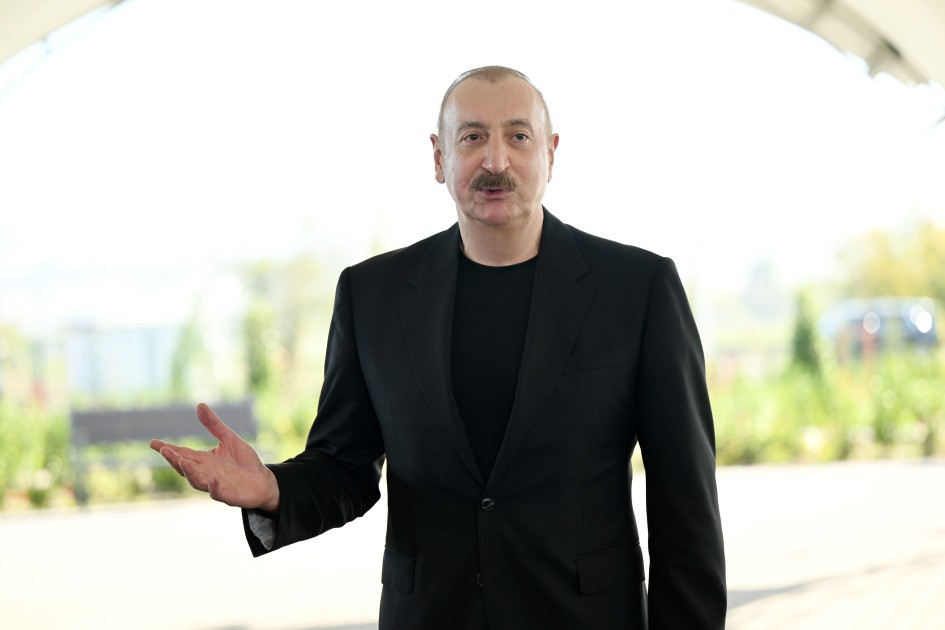 Prezident sakinlərə mənzillərin açarlarını təqdim etdi - FOTOLAR