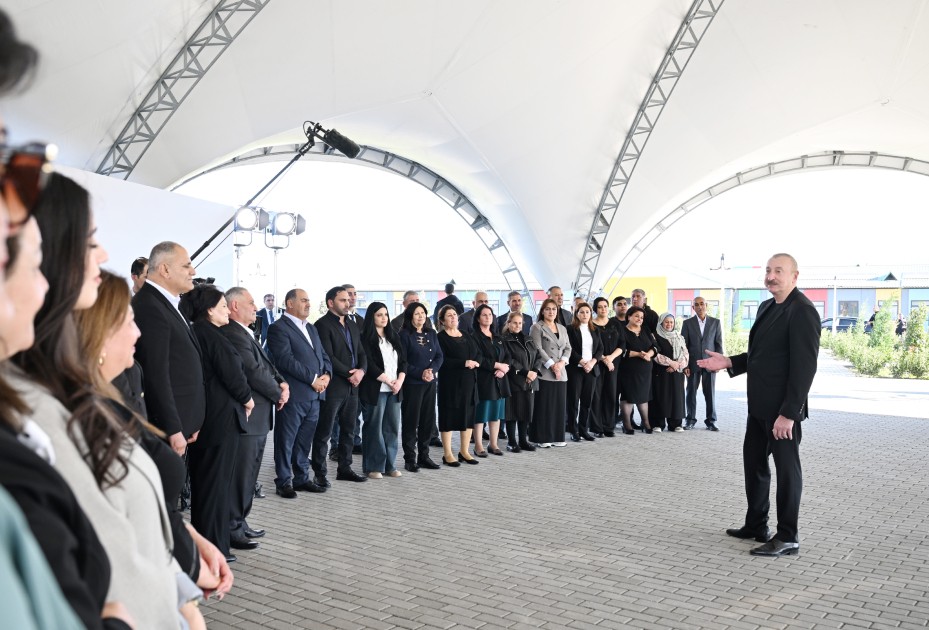 Prezident sakinlərə mənzillərin açarlarını təqdim etdi - FOTOLAR