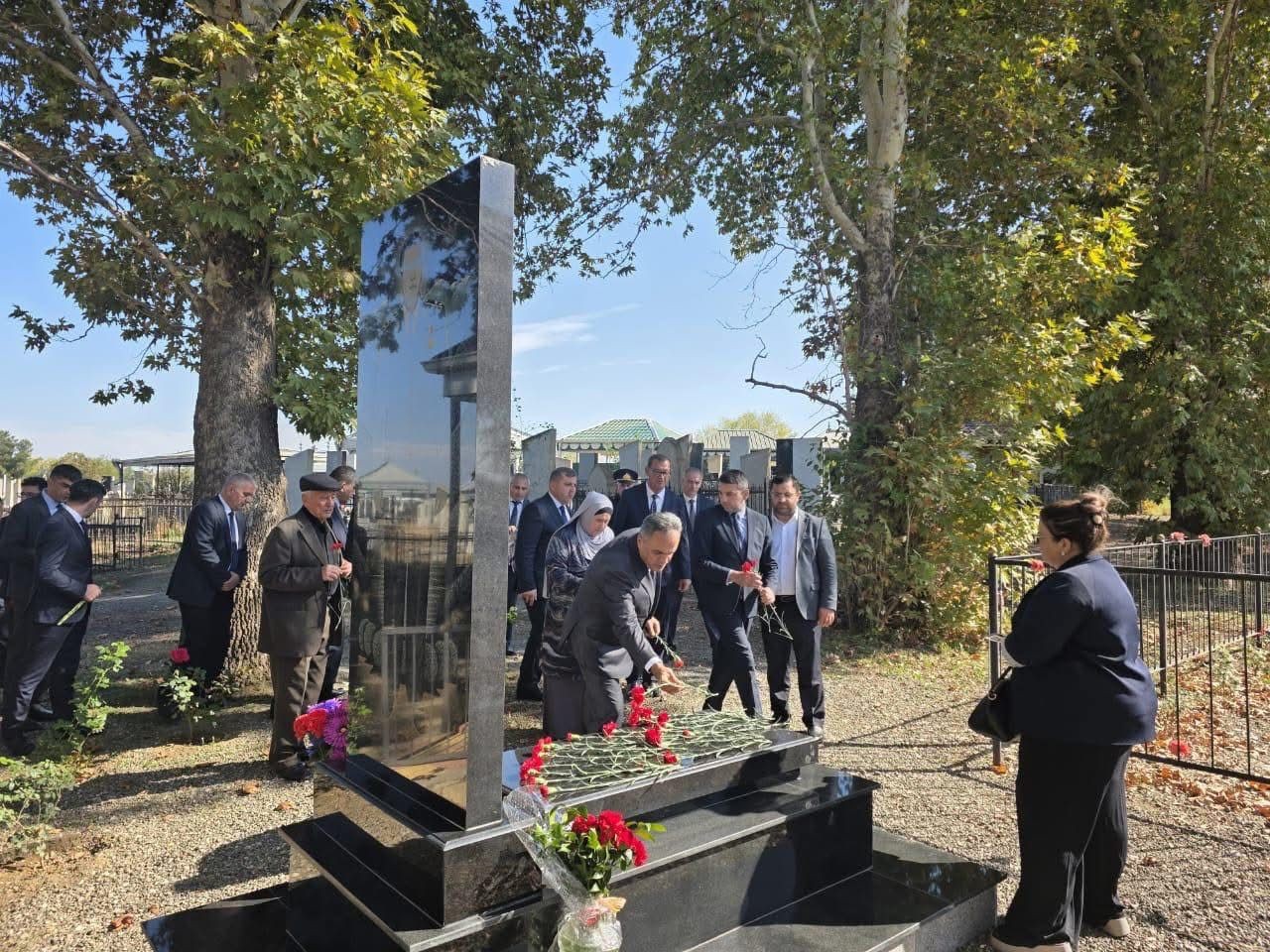 İcra başçısı şəhidlərin məzarlarını ziyarət etdi - FOTOLAR