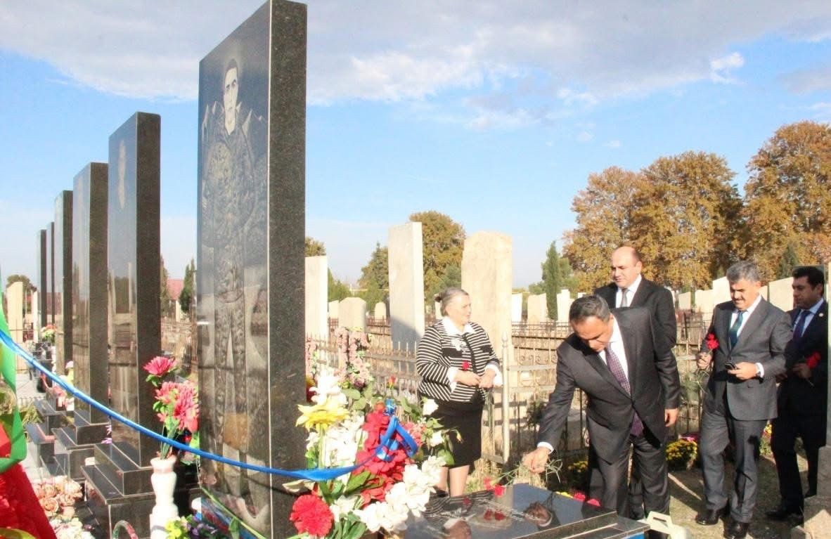 İcra başçısı şəhidlərin məzarlarını ziyarət etdi - FOTOLAR