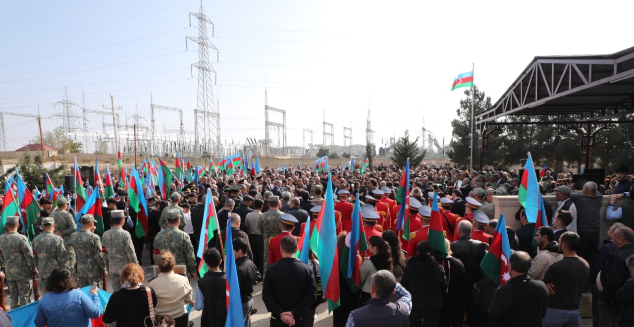 İcra başçısı şəhidlərin dəfnində iştirak edib - FOTOLAR