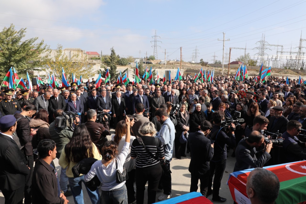 İcra başçısı şəhidlərin dəfnində iştirak edib - FOTOLAR