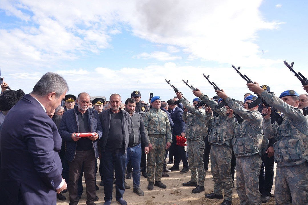 Süleyman Mikayılov itkin şəhidin dəfnində iştirak edib - FOTOLAR (YENİLƏNİB)