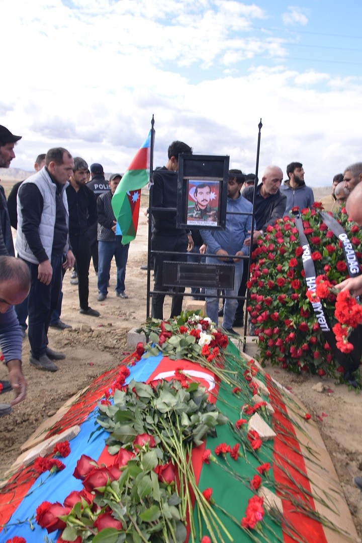 Süleyman Mikayılov itkin şəhidin dəfnində iştirak edib - FOTOLAR (YENİLƏNİB)