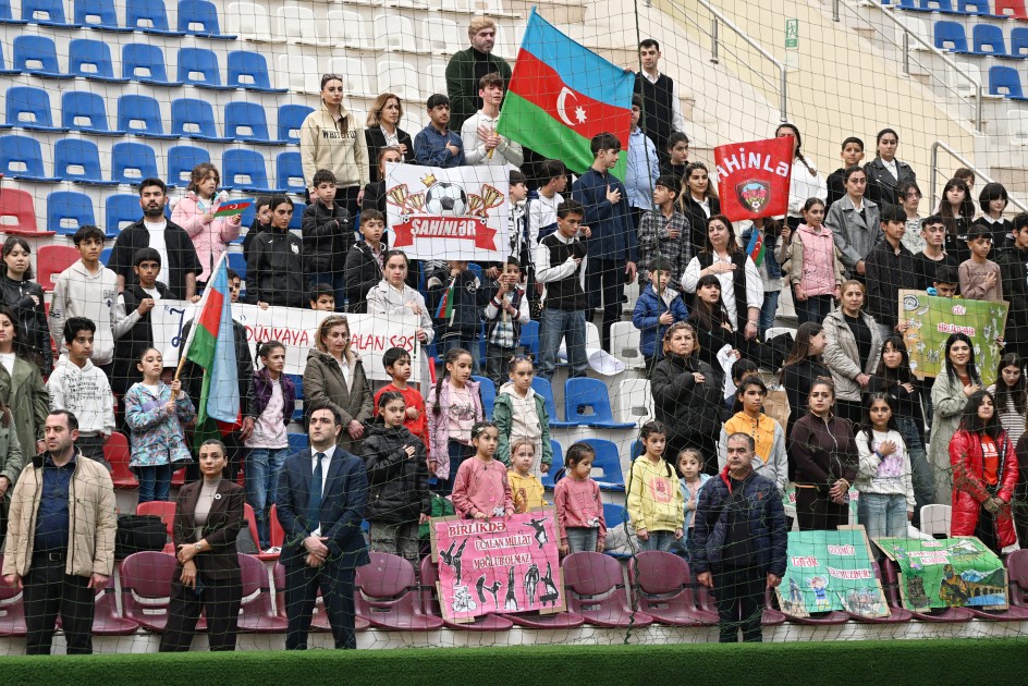 Prezidentin qızları və gəlini minifutbol turnirini izlədi - FOTOLAR