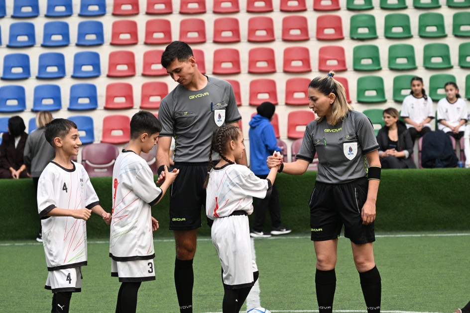 Prezidentin qızları və gəlini minifutbol turnirini izlədi - FOTOLAR