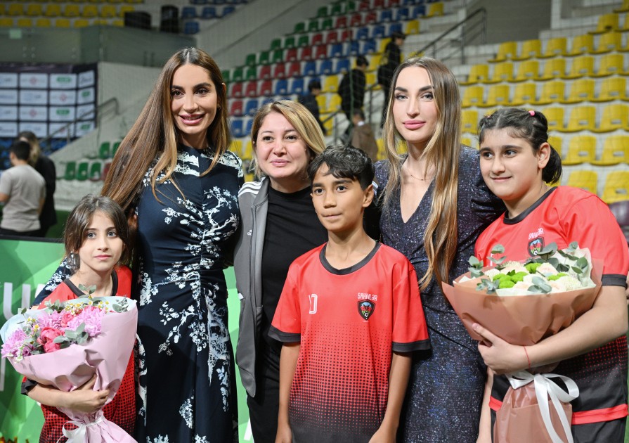 Prezidentin qızları və gəlini minifutbol turnirini izlədi - FOTOLAR