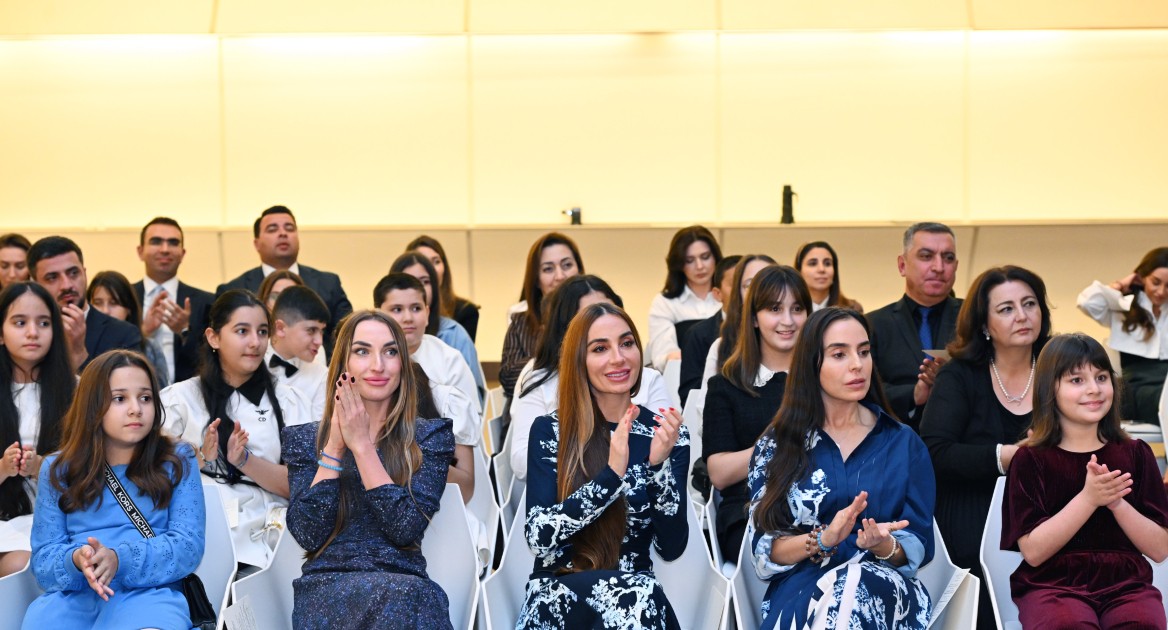 Leyla, Arzu və Alena Əliyevalar musiqi alətlərinin təqdimatında - FOTOLAR