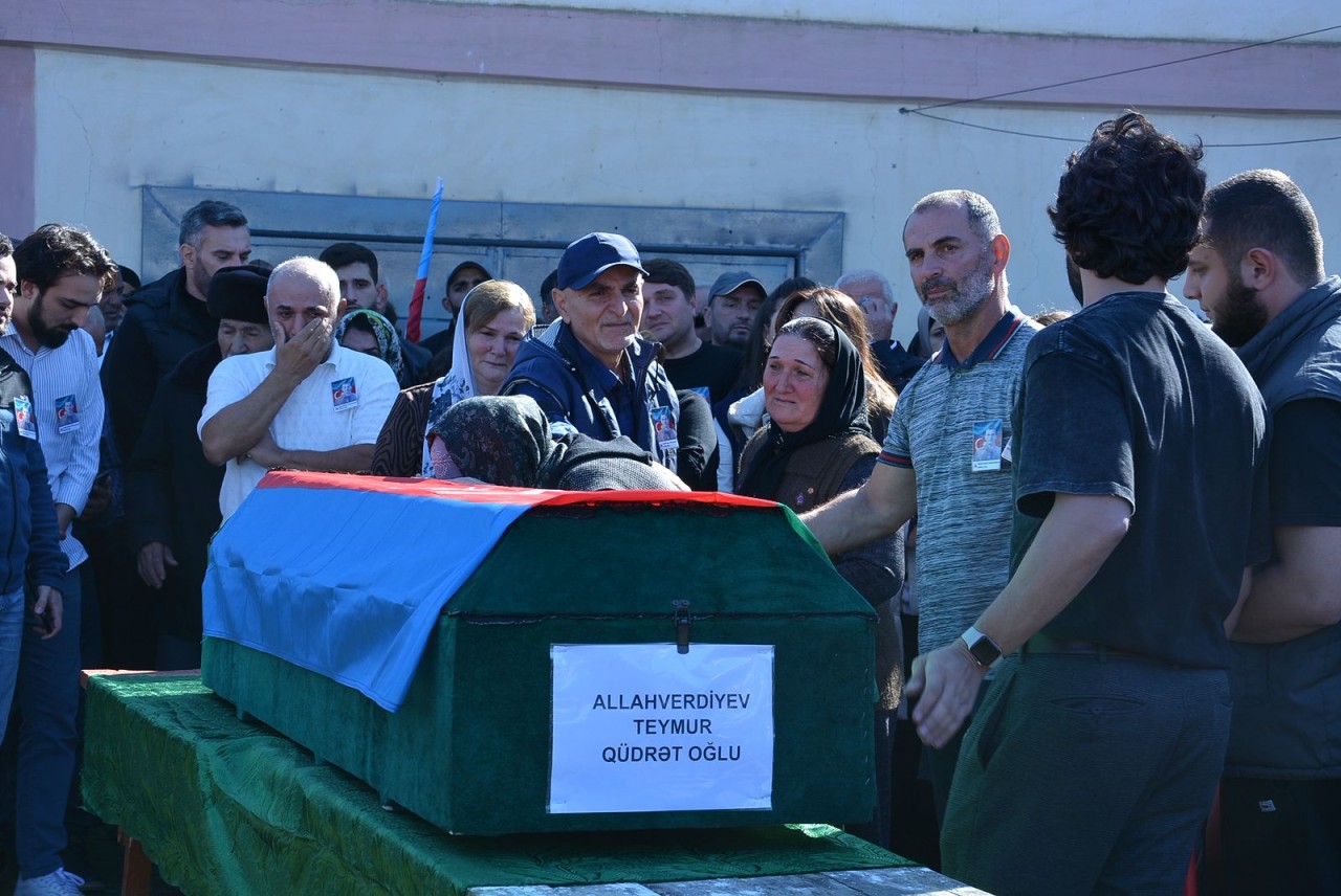 Şəhid leytenant Teymur Allahverdiyev Neftçalada dəfn olunub - FOTOLAR
