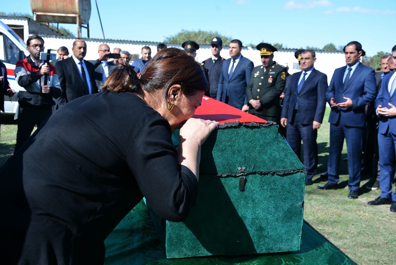Şəhid leytenant Teymur Allahverdiyev Neftçalada dəfn olunub - FOTOLAR