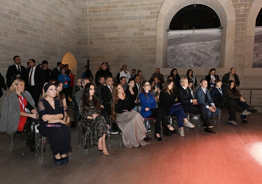 Prezidentin ailəsi Daş Salnamə Muzeyində - FOTOLAR