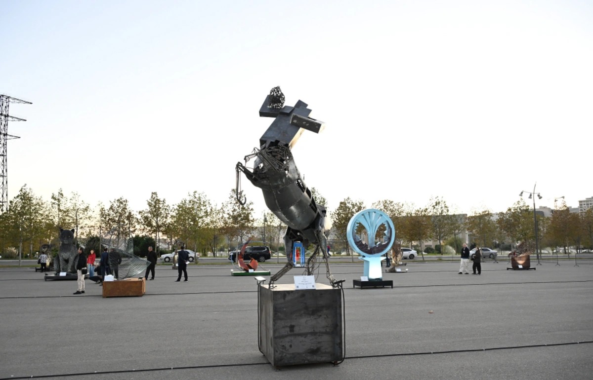 Əliyevalar sərginin açılışında iştirak ediblər - FOTOLAR