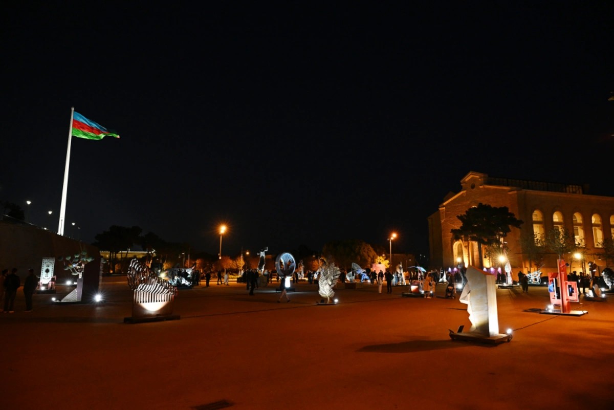 Əliyevalar sərginin açılışında iştirak ediblər - FOTOLAR