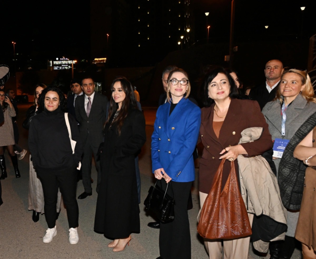 Əliyevalar sərginin açılışında iştirak ediblər - FOTOLAR