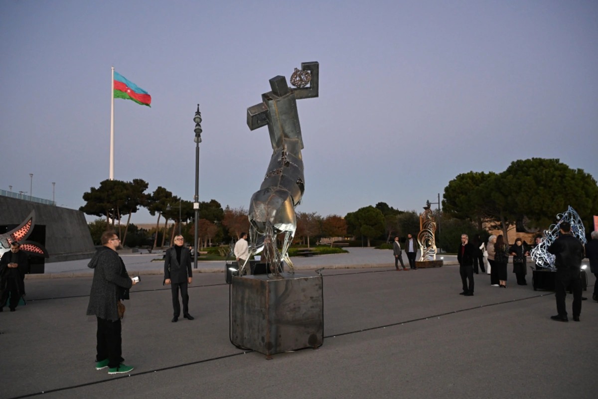 Əliyevalar sərginin açılışında iştirak ediblər - FOTOLAR
