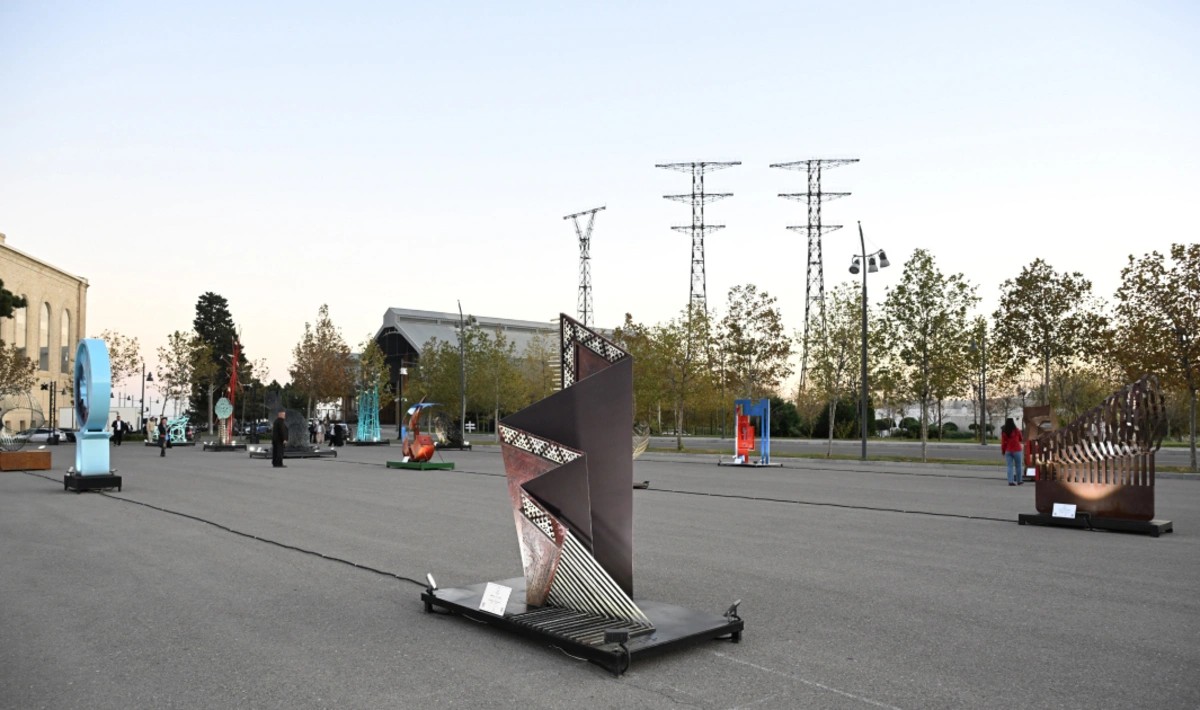 Əliyevalar sərginin açılışında iştirak ediblər - FOTOLAR