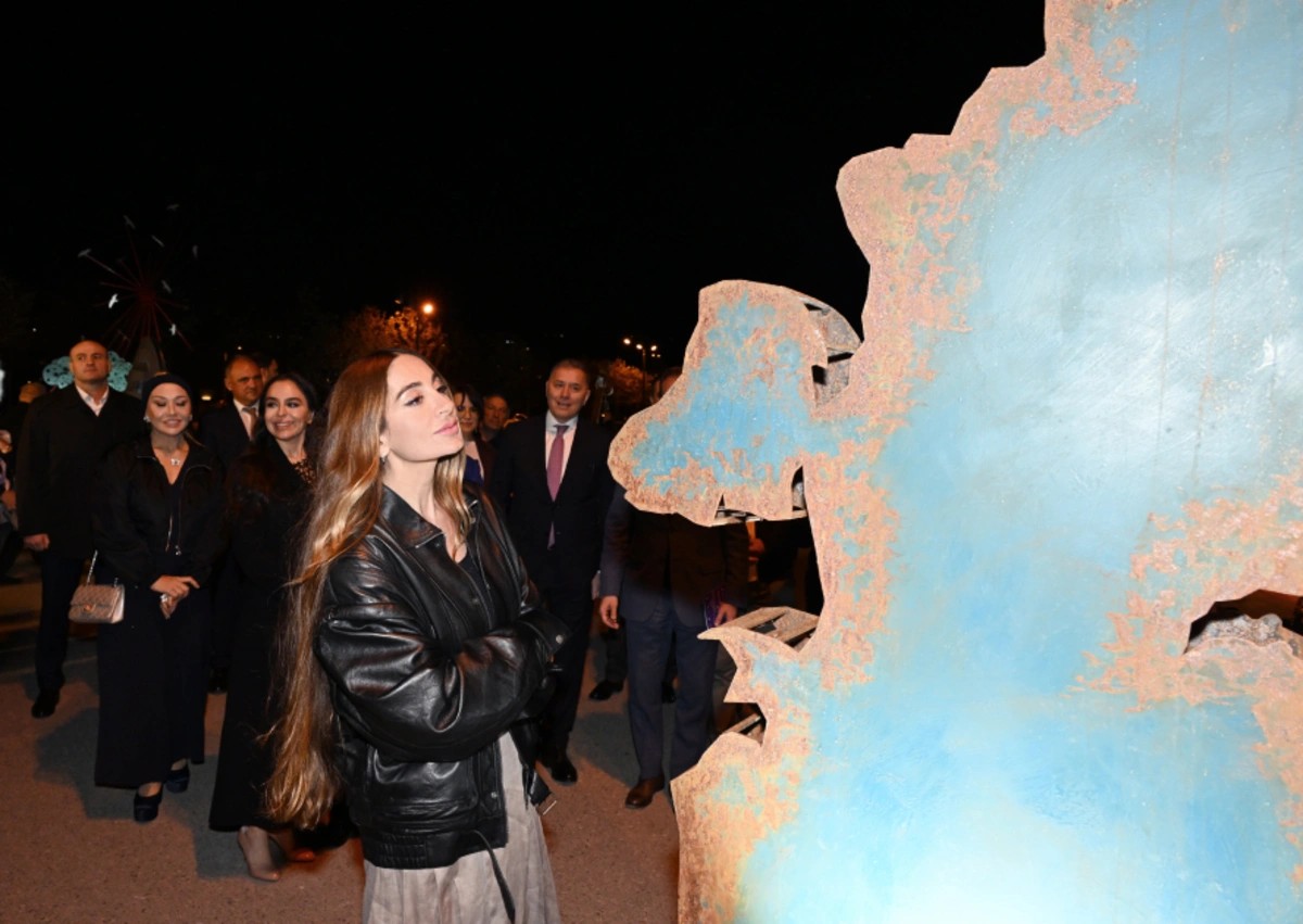 Əliyevalar sərginin açılışında iştirak ediblər - FOTOLAR