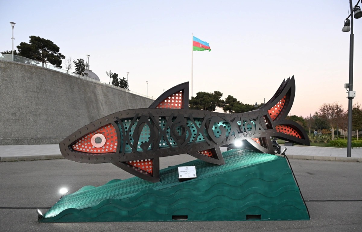 Əliyevalar sərginin açılışında iştirak ediblər - FOTOLAR