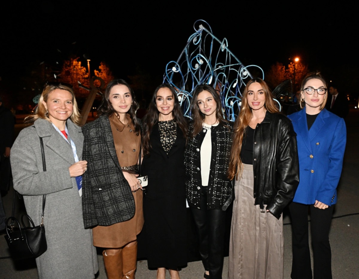 Əliyevalar sərginin açılışında iştirak ediblər - FOTOLAR