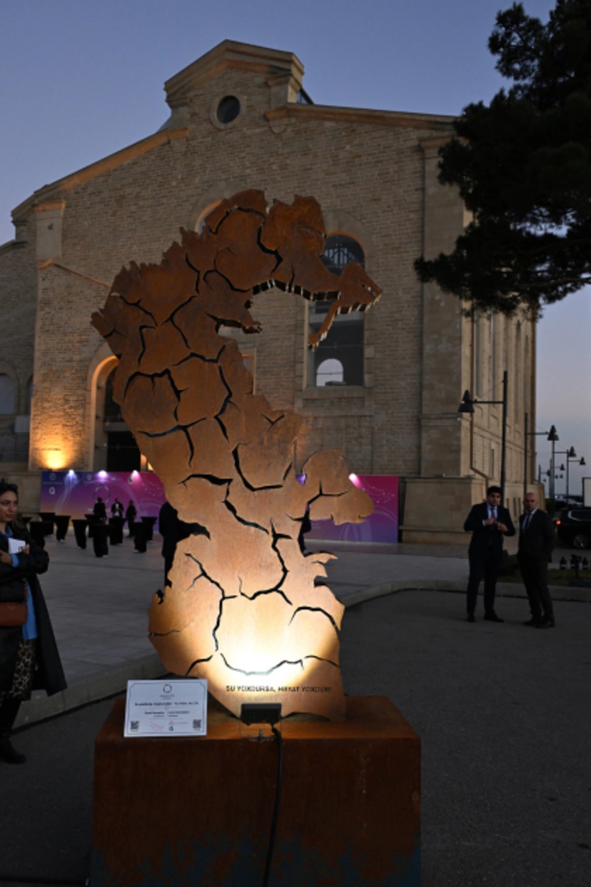 Əliyevalar sərginin açılışında iştirak ediblər - FOTOLAR