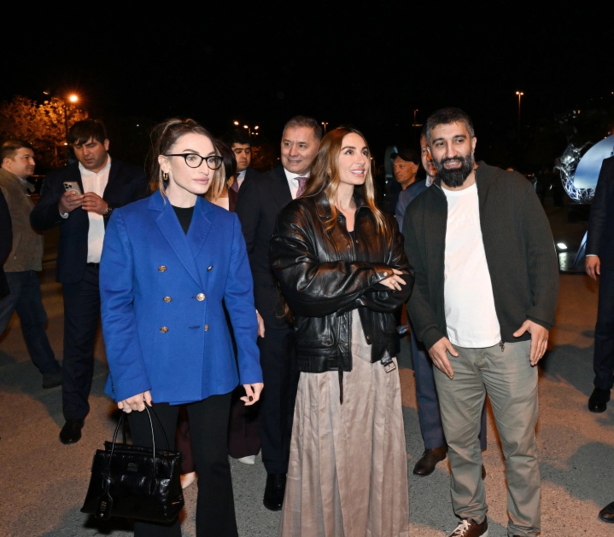 Əliyevalar sərginin açılışında iştirak ediblər - FOTOLAR