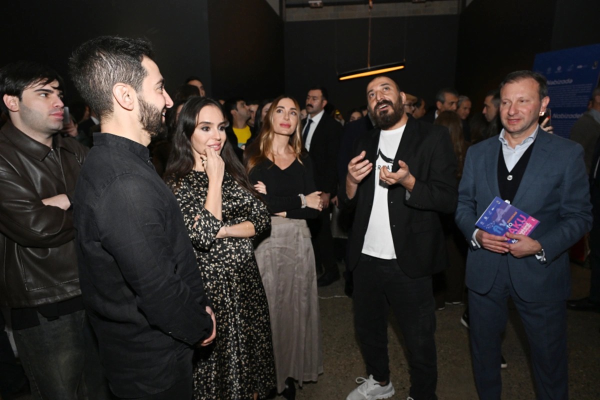 Əliyevalar sərginin açılışında iştirak ediblər - FOTOLAR