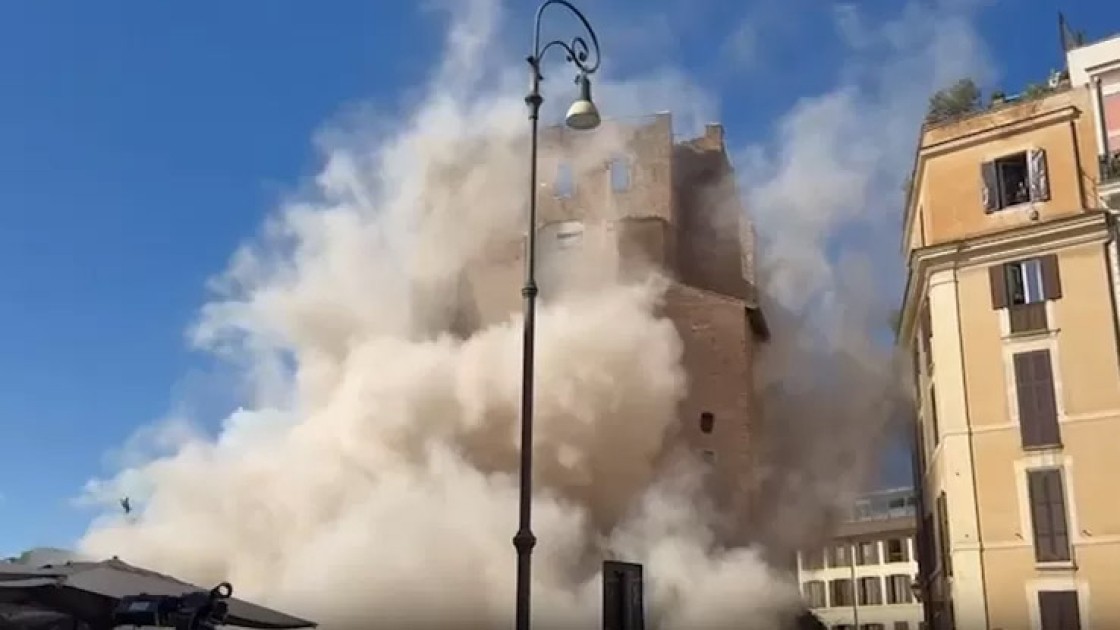 Romada tarixi tikilinin bir hissəsi uçub - FOTO