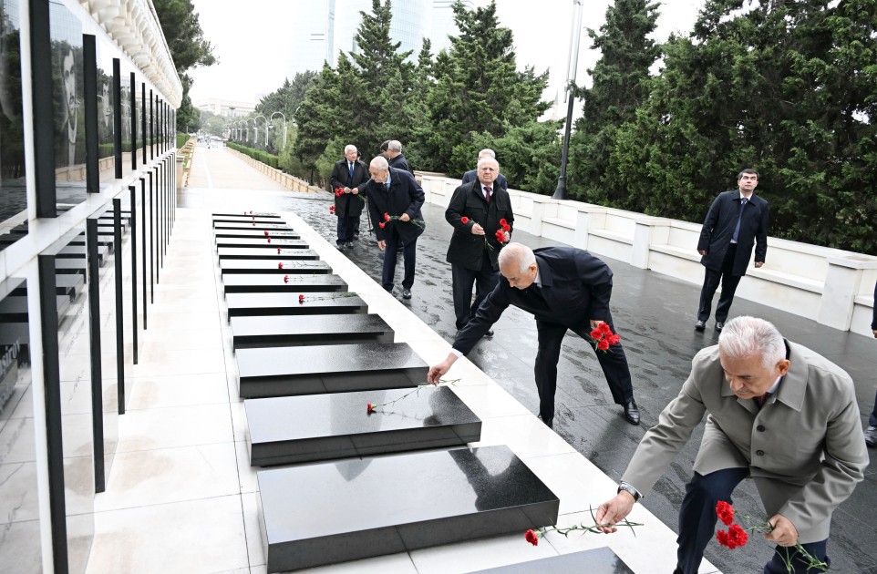 TDT-nin Ağsaqqallar Şurasının üzvləri Ulu Öndərin məzarını ziyarət etdilər - FOTOLAR
