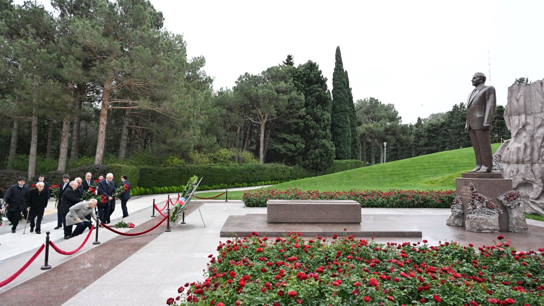 TDT-nin Ağsaqqallar Şurasının üzvləri Ulu Öndərin məzarını ziyarət etdilər - FOTOLAR