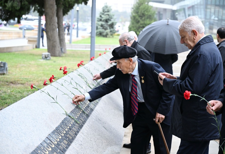 TDT-nin Ağsaqqallar Şurasının üzvləri Ulu Öndərin məzarını ziyarət etdilər - FOTOLAR