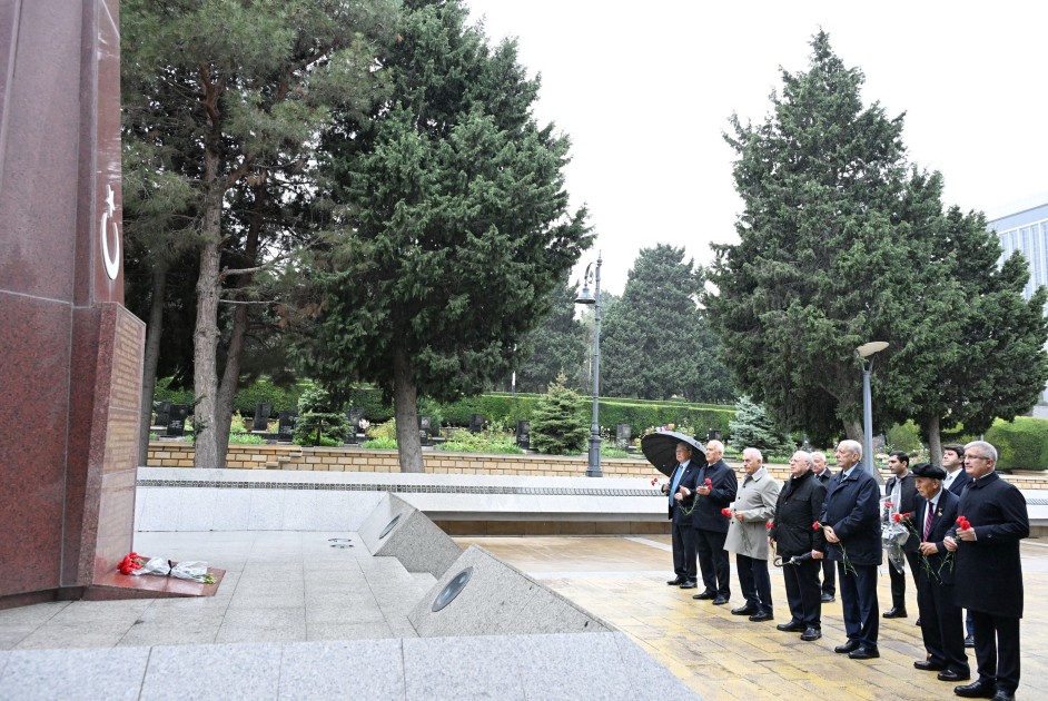 TDT-nin Ağsaqqallar Şurasının üzvləri Ulu Öndərin məzarını ziyarət etdilər - FOTOLAR