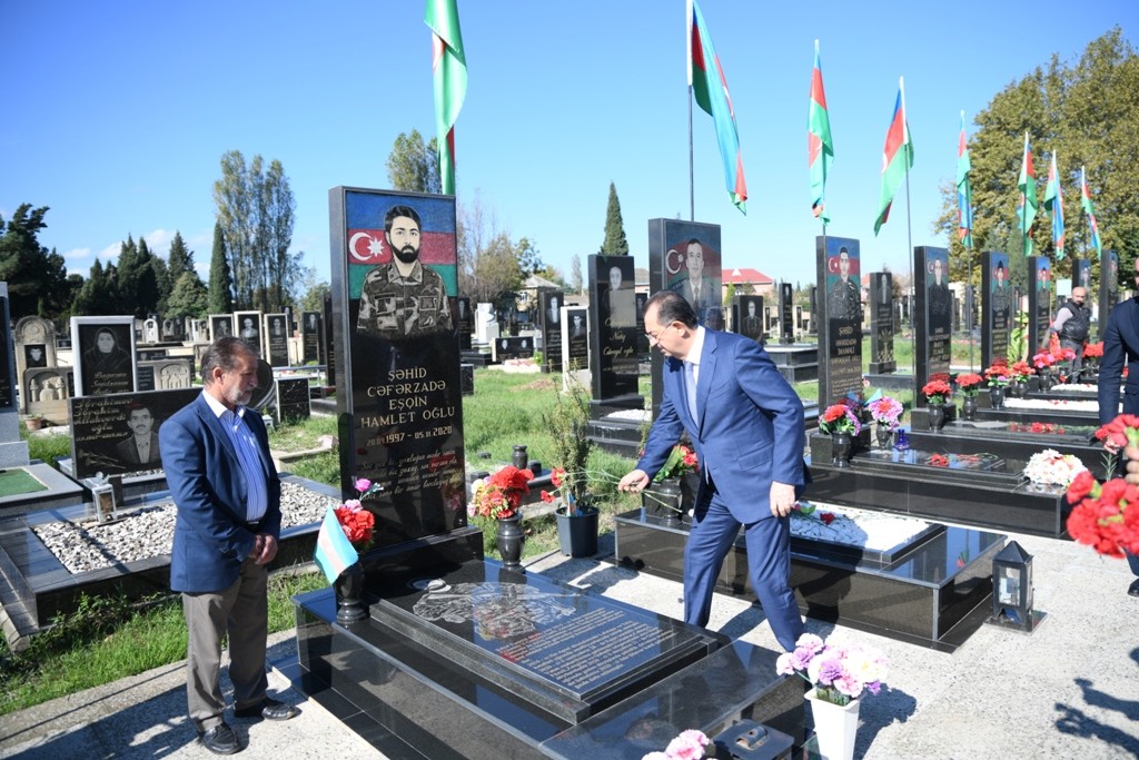 İcra başçısı şəhidlərin anım günündə iştirak edib - FOTOLAR