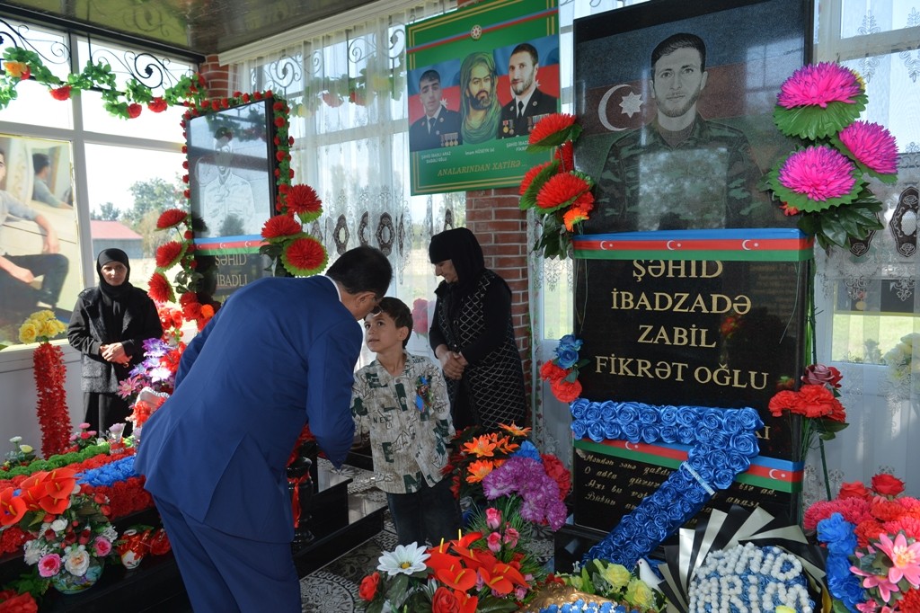 İcra başçısı şəhidlərin anım günündə iştirak edib - FOTOLAR