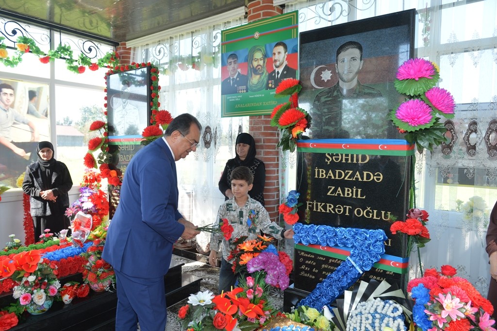 İcra başçısı şəhidlərin anım günündə iştirak edib - FOTOLAR
