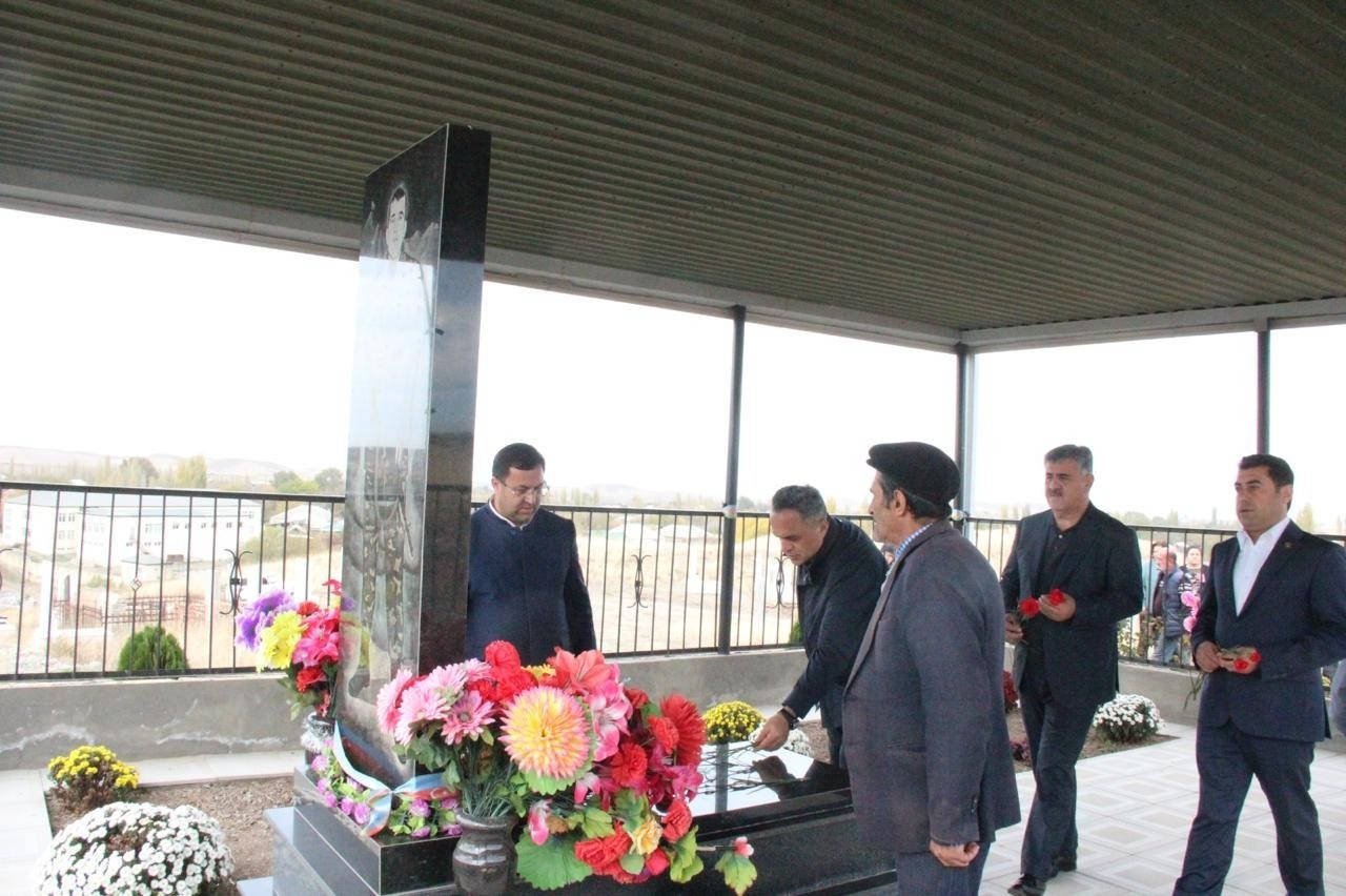 İcra başçısı şəhidlərin məzarlarını ziyarət etdi - FOTOLAR