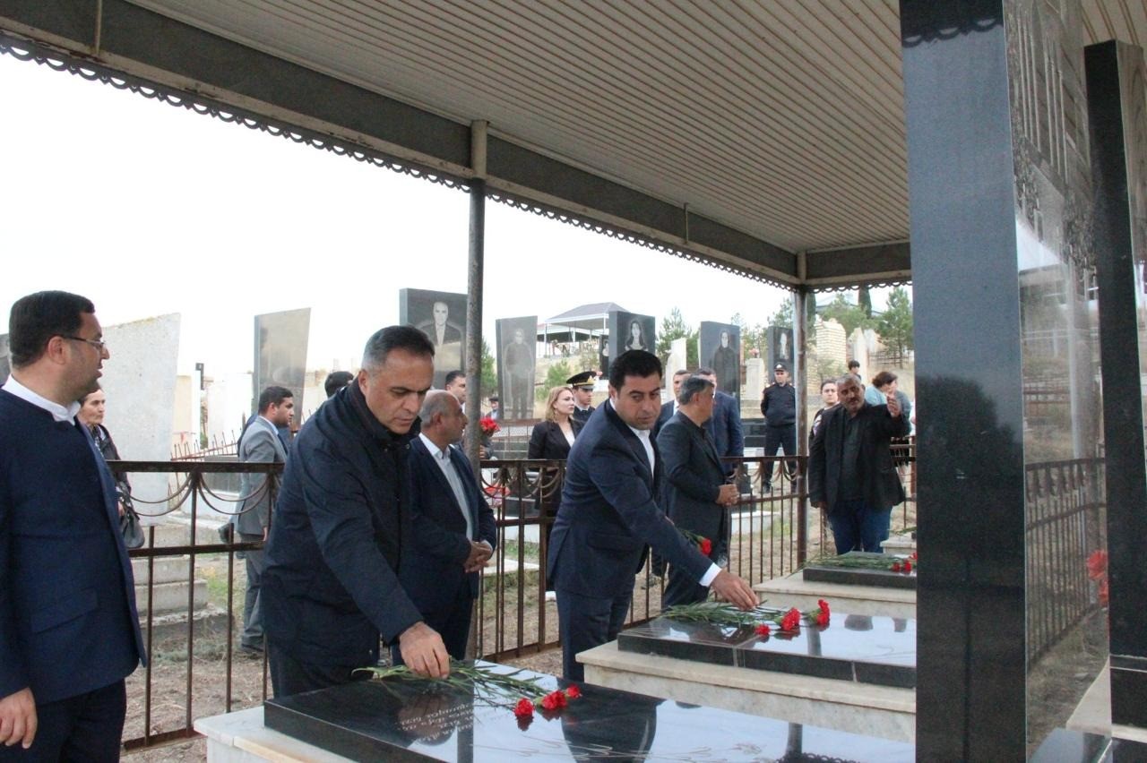 İcra başçısı şəhidlərin məzarlarını ziyarət etdi - FOTOLAR
