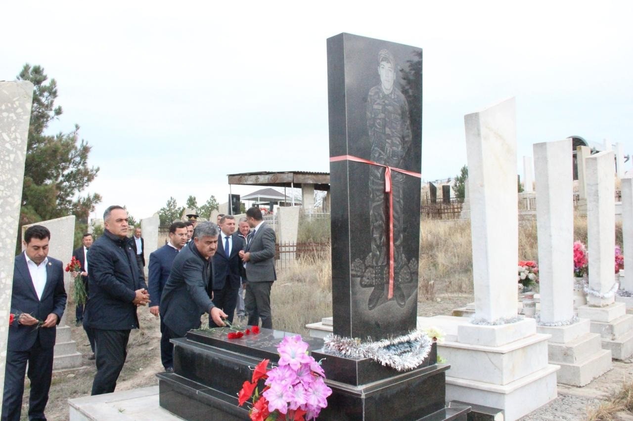 İcra başçısı şəhidlərin məzarlarını ziyarət etdi - FOTOLAR