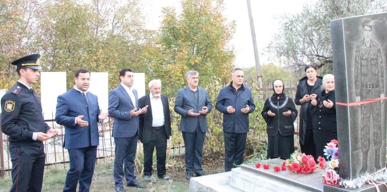 İcra başçısı şəhidlərin məzarlarını ziyarət etdi - FOTOLAR