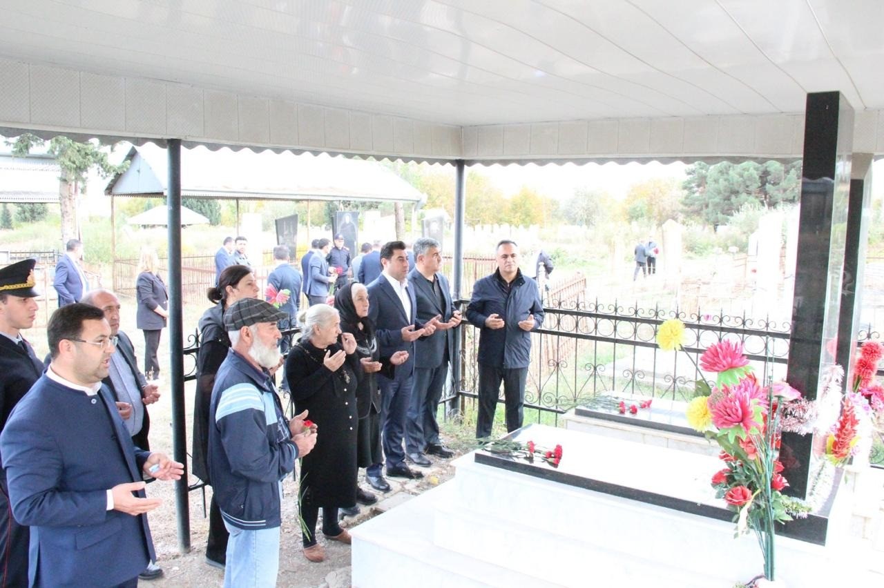 İcra başçısı şəhidlərin məzarlarını ziyarət etdi - FOTOLAR