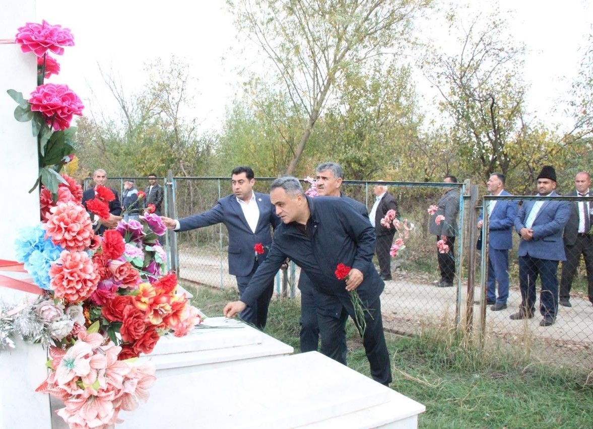 İcra başçısı şəhidlərin məzarlarını ziyarət etdi - FOTOLAR