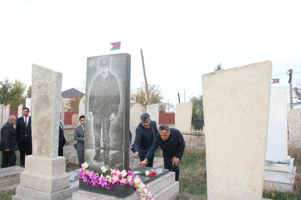 İcra başçısı şəhidlərin məzarlarını ziyarət etdi - FOTOLAR