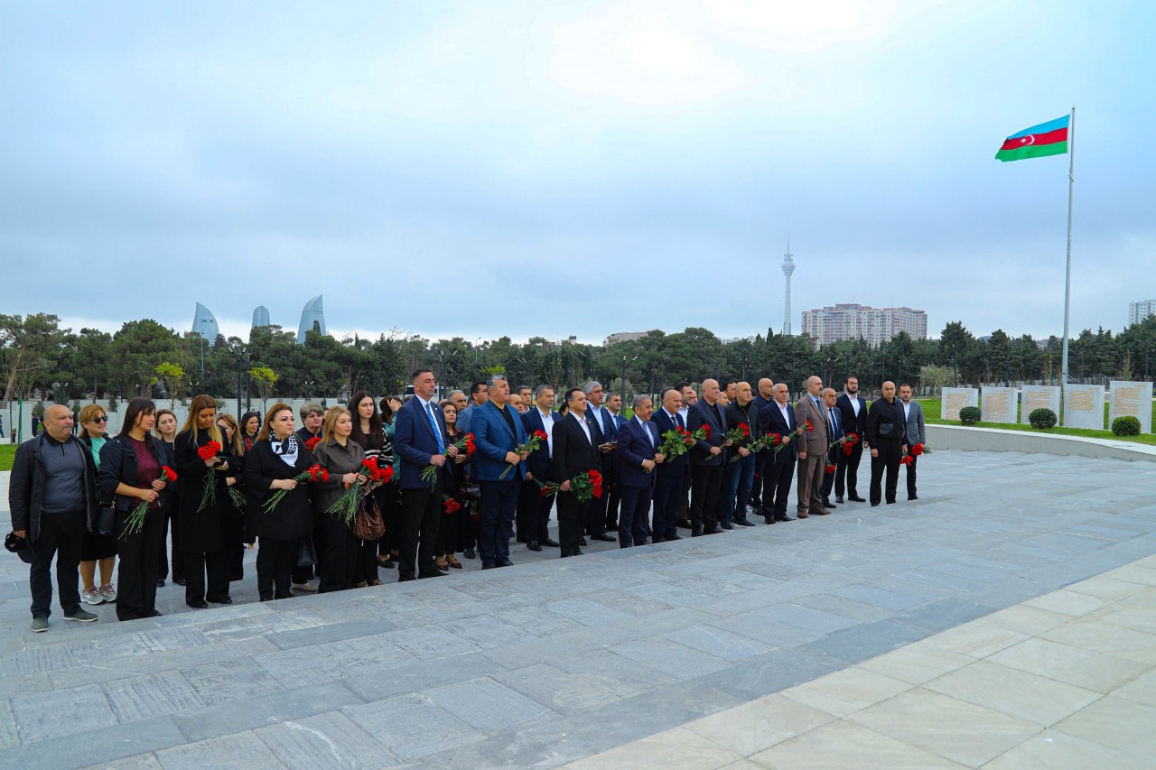 Hərbi Memorial Məzarlıq və Zəfər abidəsi ziyarət olundu - FOTOLAR