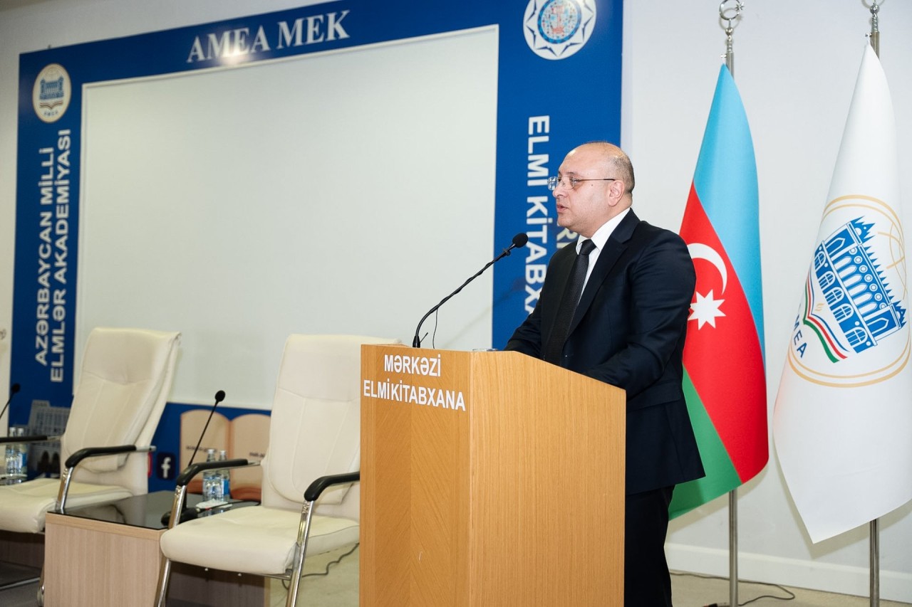 "Mediada Azərbaycan ədəbi dilinin normalarının düzgün tətbiqi” mövzusunda konfrans keçirilib - FOTOLAR